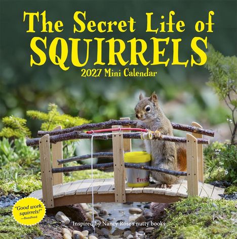 „The Secret Life of Squirrels, 2027 Mini Calendar.“ Ein Eichhörnchen auf einer kleinen Brücke mit gelbem Eimer.
