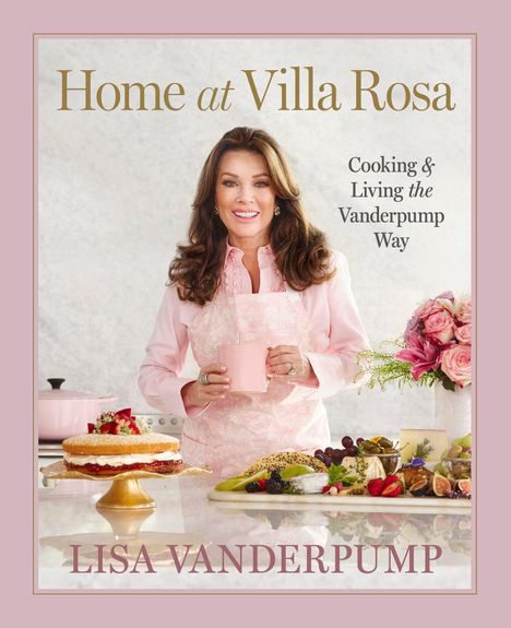 "Home at Villa Rosa", "Cooking & Living the Vanderpump Way", "LISA VANDERPUMP". Frau in rosa, Kuchen, Obst, Blumen.