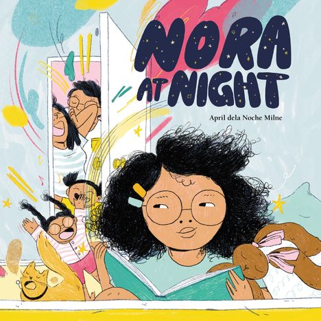 „NORA AT NIGHT“ und „April dela Noche Milne“. Ein Kind mit Brille liest im Bett; fröhliche Szene im Hintergrund.