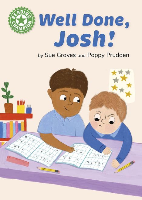 "Well Done, Josh!" von Sue Graves und Poppy Prudden. Zwei Kinder arbeiten zusammen an Hausaufgaben. Links Bücherregal.