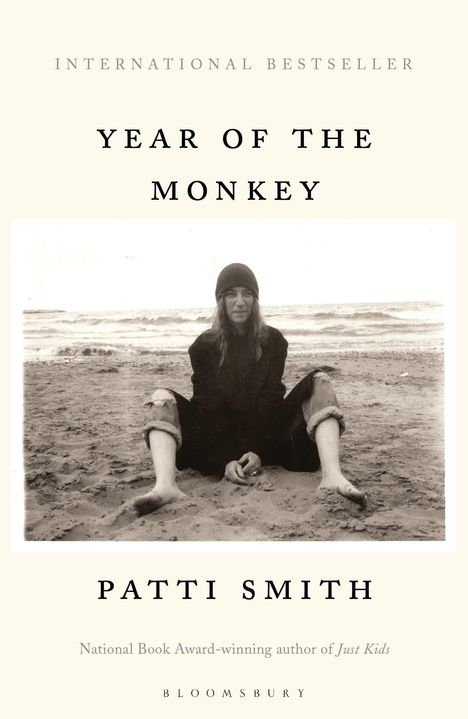 „INTERNATIONAL BESTSELLER“, „YEAR OF THE MONKEY“. Schwarz-weiß Bild einer Person am Strand sitzend. Autor: Patti Smith.
