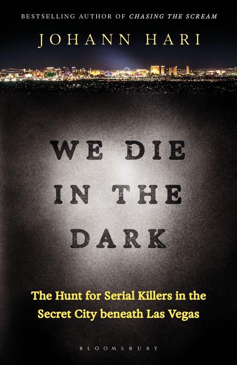 "We Die in the Dark" steht zentral. Oben "Johann Hari", darunter eine nächtliche Skyline von Las Vegas.