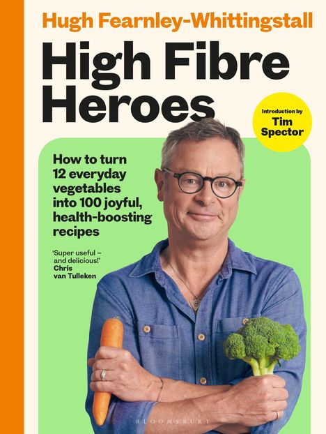 „High Fibre Heroes“, Anleitung zu gesunden Rezepten. Mann hält Karotte und Brokkoli, lächelt freundlich.