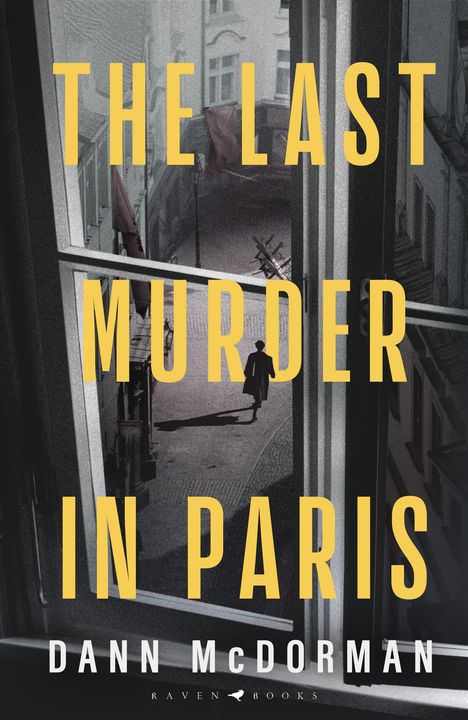 „The Last Murder in Paris“ von Dann McDorman. Eine Person in Schwarzweiß geht durch eine Gasse, gesehen durch ein Fenster.