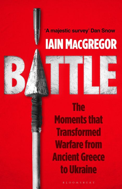 Text: "A majestic survey' Dan Snow. Iain MacGregor. BATTLE. The moments that transformed warfare from Ancient Greece to Ukraine." 

Hintergrund: Roter Hintergrund, Speerspitze und Kugel ersetzen das "A" in "BATTLE".