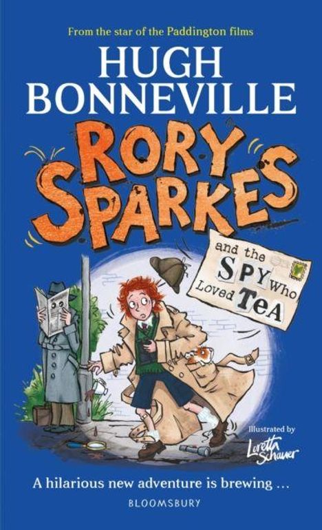"Rory Sparkes and the Spy Who Loved Tea", von Hugh Bonneville. Junge mit rotem Haar, Mantel, Fliege; Hund, Spion im Hintergrund.
