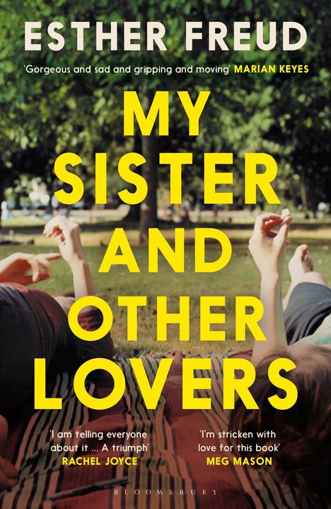 "MY SISTER AND OTHER LOVERS" ist in gelber Schrift. Im Hintergrund Menschen, die entspannt auf einer Wiese liegen.