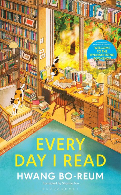 Text: "EVERY DAY I READ" von HWANG BO-REUM. Illustration: Zwei Katzen in einem farbenfrohen, gemütlichen Bücherzimmer.