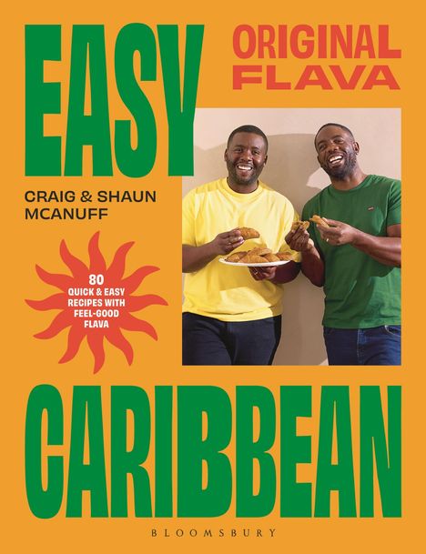 „EASY CARIBBEAN“, „ORIGINAL FLAVA“. Zwei Männer, lächelnd, halten eine Platte mit Gebäck.