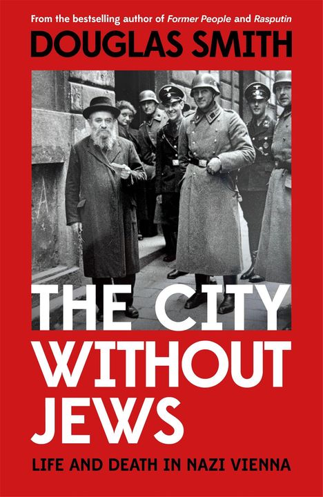 "THE CITY WITHOUT JEWS" – Ein historisches Schwarz-Weiß-Foto zeigt Männer in Uniform neben einem Mann mit Hut und Bart.
