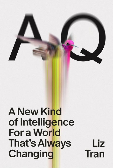 „A New Kind of Intelligence For a World That’s Always Changing“ und „Liz Tran“. Kolibri verwischt im Hintergrund.