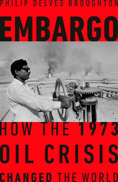 Text: "EMBARGO. How the 1973 Oil Crisis Changed the World. Philip Delves Broughton." Schwarz-weißes Foto: Mann an Pipeline.