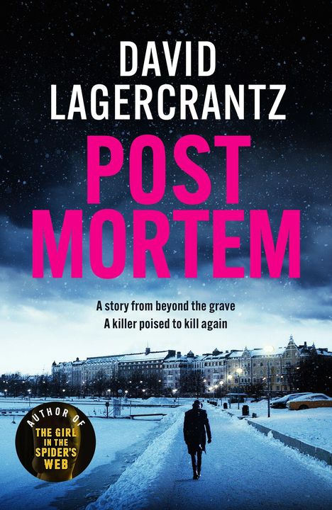 Titel: "POST MORTEM" von David Lagercrantz. Text: "A story from beyond the grave. A killer poised to kill again." Winterlandschaft bei Nacht.