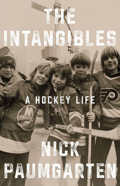 "The Intangibles: A Hockey Life" von Nick Paumgarten. Eine Gruppe von Kindern in Hockeykleidung posiert fröhlich.