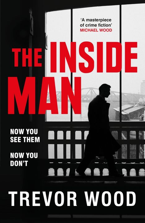 „The Inside Man“ in großen roten Buchstaben. Silhouette eines Mannes, der vor einem Fenster mit Brückenaussicht geht.