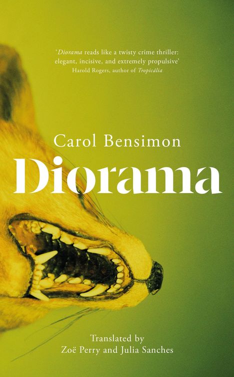 Titel: Diorama. Autor: Carol Bensimon. Übersetzer: Zoë Perry, Julia Sanches. Tierkopf mit geöffnetem Maul auf grünem Hintergrund.