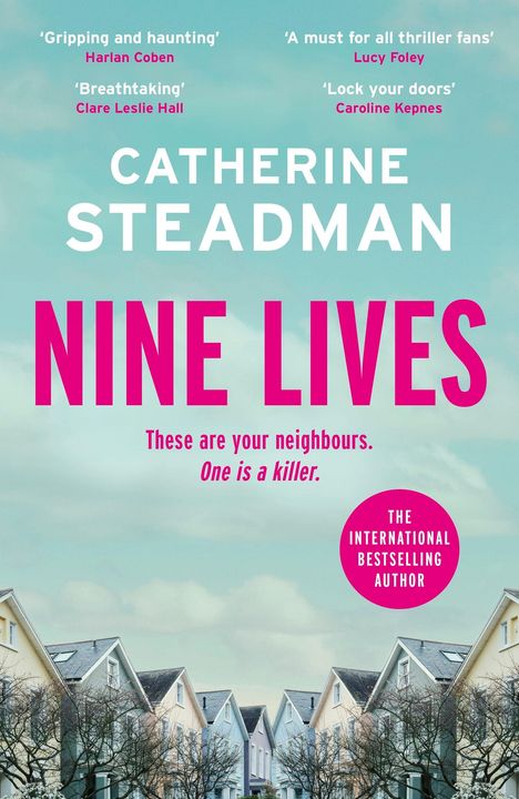 „Catherine Steadman, Nine Lives. These are your neighbours. One is a killer.“ zeigt Reihenhäuser und grauen Himmel.