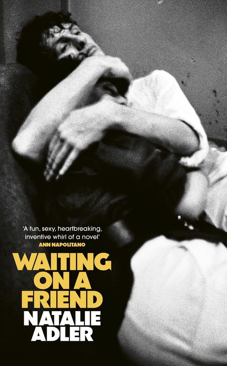 „A fun, sexy, heartbreaking, inventive whirl of a novel.“ Ann Napolitano. Waiting on a Friend. Natalie Adler. Schwarz-Weiß-Foto.
