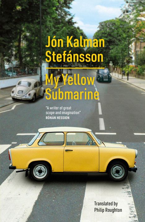 Jón Kalman Stefánsson - My Yellow Submarine. Gelbes Auto auf Zebrastreifen, Hintergrund mit Bäumen und Fahrzeugen.