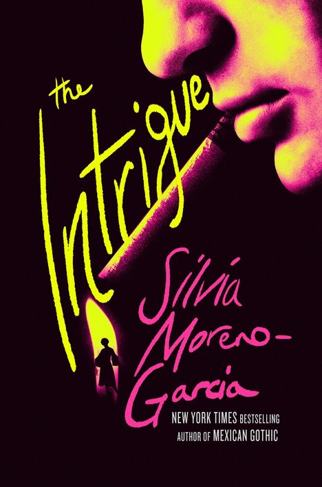 "The Intrigue" und "Silvia Moreno-Garcia" in lebendigen Farben, darunter eine Silhouette vor einer Kerze, stilvolles Design.