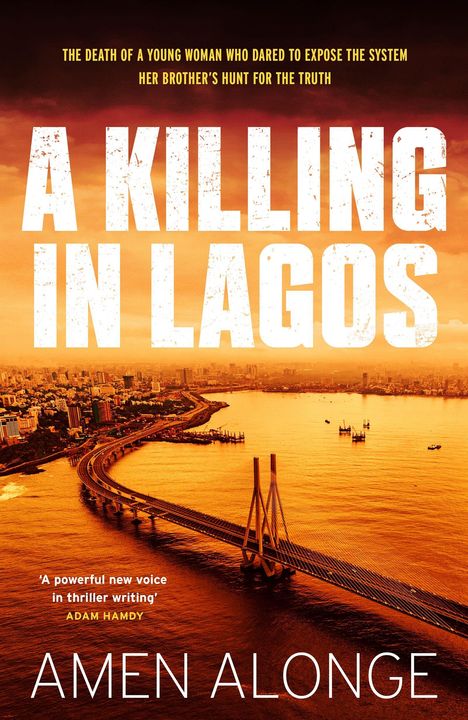 „The death of a young woman...“, „A KILLING IN LAGOS“, „AMEN ALONGE“. Skyline und Brücke, orangefarbener Himmel.
