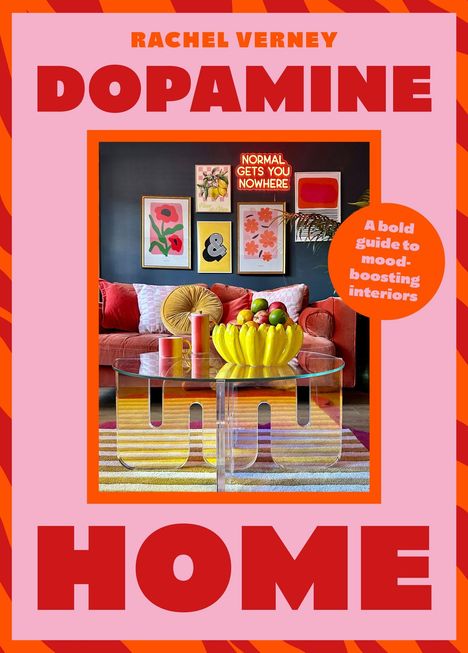 Text: "Rachel Verney, Dopamine Home, Normal gets you nowhere." Wohnzimmerszene mit bunten Kissen und Dekor.