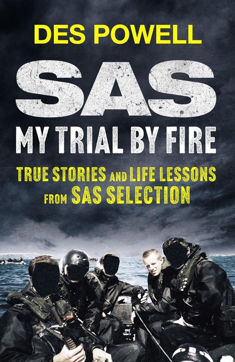 "DES POWELL SAS MY TRIAL BY FIRE TRUE STORIES AND LIFE LESSONS FROM SAS SELECTION." Eine Gruppe in einem Boot auf offenem Meer.