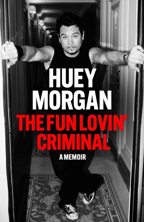 Text: "Huey Morgan. The Fun Lovin’ Criminal. A Memoir." Mann in schwarzem Tanktop, lehnt in einem Hotelflur.