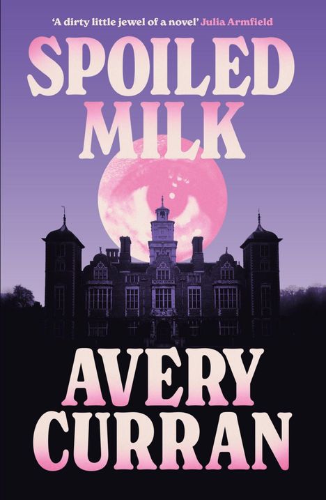 „SPOILED MILK“, „AVERY CURRAN“. Ein großes Gebäude im Schatten vor einem rosa Mond mit einem Auge.