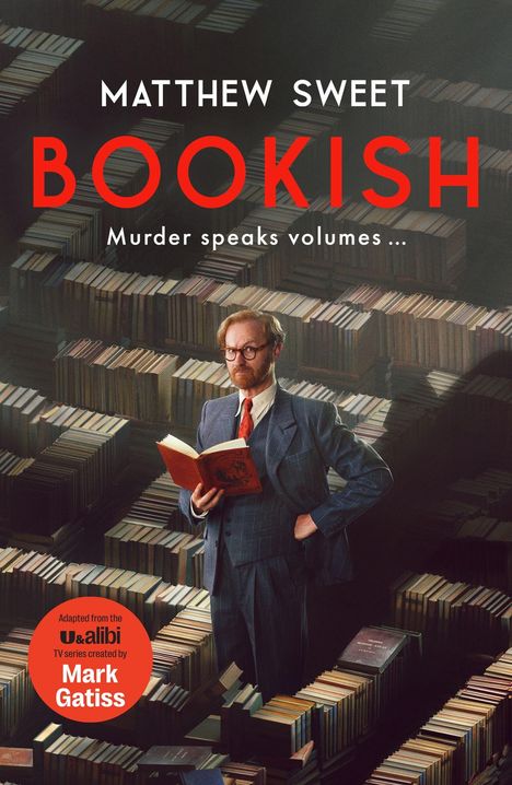 "Matthew Sweet, BOOKISH, Murder speaks volumes. Ein Mann im Anzug steht umgeben von Bücherstapeln, hält ein Buch."