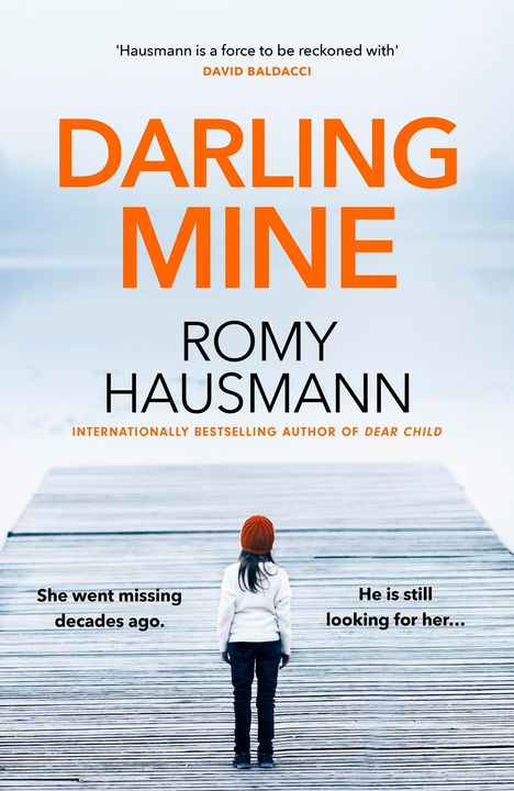 Text: "DARLING MINE", "ROMY HAUSMANN", "She went missing decades ago. He is still looking for her...". Ein Kind steht auf einem Steg.