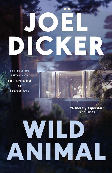 Große Texte: JOËL DICKER, WILD ANIMAL. Mittig modernes Haus, Person am Fenster. Bäume im Hintergrund.