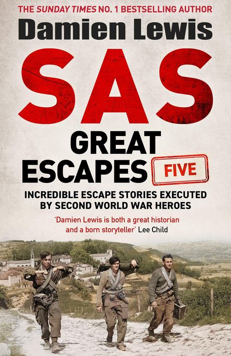 "Damien Lewis: SAS Great Escapes - Incredible WWII escape stories." Drei Soldaten, bewaffnet, marschieren durch ländliche Gegend.