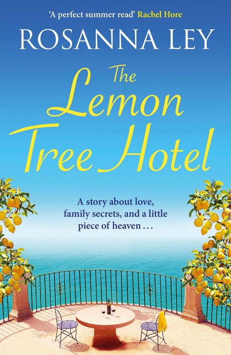 Text: „A perfect summer read“ Rachel Hore, „The Lemon Tree Hotel“, „A story about love, family secrets, and a little piece of heaven...“ Im Vordergrund ein runder Tisch mit Stühlen, dahinter Meerblick und Zitronenbäume.