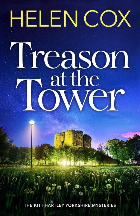 Titel: "Treason at the Tower" von Helen Cox. Ein nächtlicher Himmel über einem beleuchteten alten Turm mit blühenden Wiesen im Vordergrund.