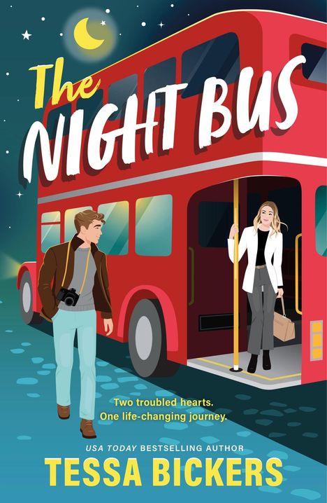 "The Night Bus" in großen Buchstaben auf rotem Doppeldeckerbus. Zwei Personen: Mann mit Kamera, Frau einsteigend, Nachthimmel.