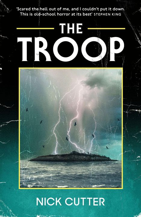 Text: "Scared the hell out of me, and I couldn't put it down. This is old-school horror at its best." - Stephen King. "The Troop", Nick Cutter. Darunter eine Insel in stürmischem Meer mit Blitzen und Vögeln am Himmel.