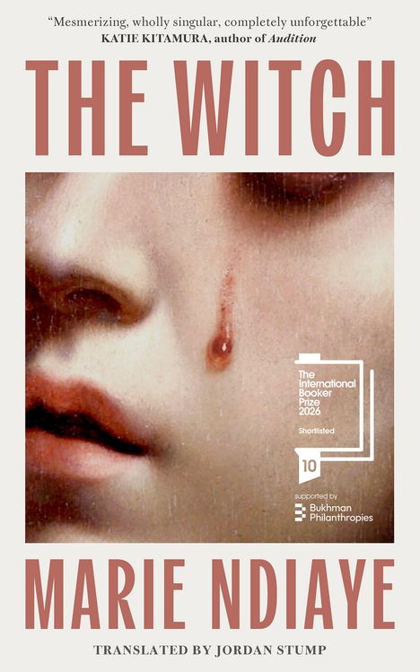 „THE WITCH“, „MARIE NDIAYE“. Blutstropfen auf Gesicht. International Booker Prize 2026 Nominierung.