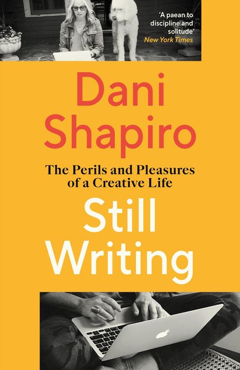 „Dani Shapiro Still Writing“ mit Untertitel. Frau mit Laptop sitzt vor einem Gebäude, begleitet von einem Hund.