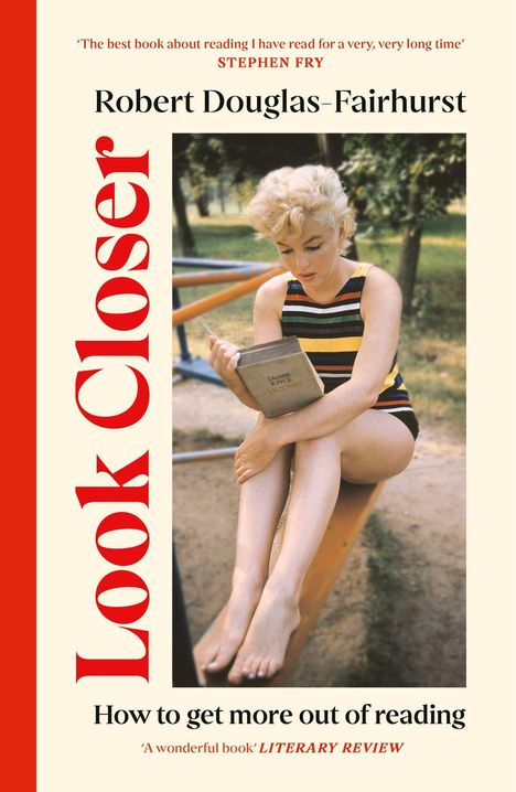 Bucheinband mit dem Titel "Look Closer" von Robert Douglas-Fairhurst. Eine Frau liest draußen ein Buch.
