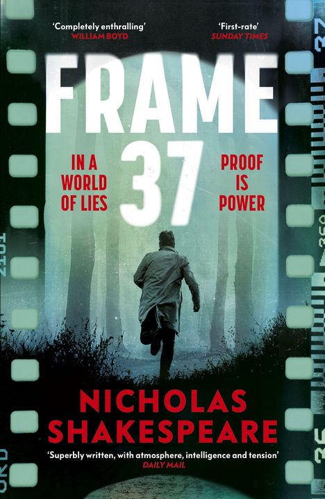„FRAME 37“, „IN A WORLD OF LIES“, „PROOF IS POWER“. Ein Mann rennt in einem nebeligen Wald, Filmstreifen-Rand.