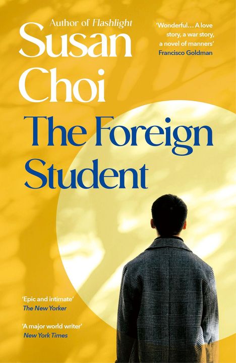 Titel: "The Foreign Student" von Susan Choi. Ein Mann im Mantel, zeigt den Rücken, vor gelbem Hintergrund.