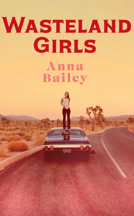 "Wasteland Girls", "Anna Bailey". Eine Frau steht auf einem Auto auf einer einsamen Straße in der Wüste.