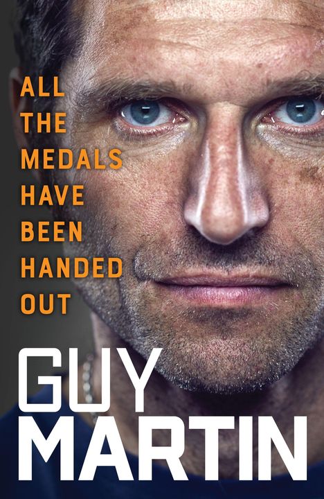 Texte: "ALL THE MEDALS HAVE BEEN HANDED OUT" und "GUY MARTIN". Porträt eines ernsten Mannes, Nahaufnahme.