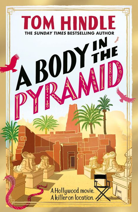 Das Cover zeigt den Titel "A Body in the Pyramid" von Tom Hindle. Rote und schwarze Schrift; Palmen, Skulpturen, Wüstenkulisse.