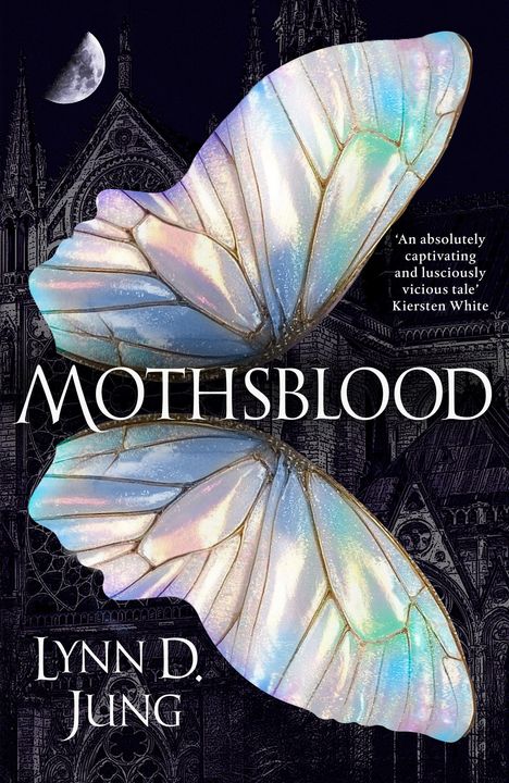 „MothsBlood“,„Lynn D. Jung“; Zitat von Kiersten White. Schimmernde Flügel vor gotischem Gebäude und Mond.