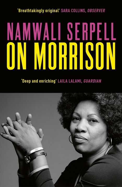 'NAMWALI SERPELL ON MORRISON'. Zitate oben und unten. Schwarz-Weiß-Foto einer nachdenklichen Frau mit verschränkten Händen.