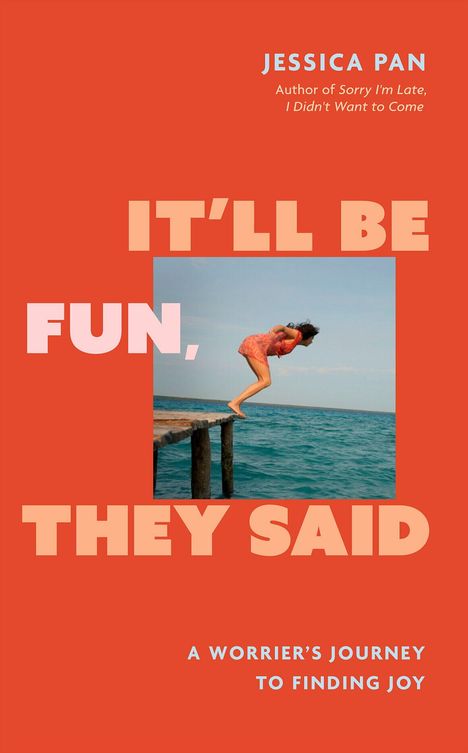 "IT'LL BE FUN, THEY SAID" in großen, bunten Buchstaben. Frau springt von einem Steg ins Meer.