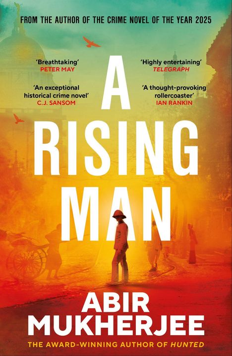 "A Rising Man" von Abir Mukherjee. Silhouette eines Mannes in Kolonialuniform vor einem gelb-orangefarbenen Hintergrund.
