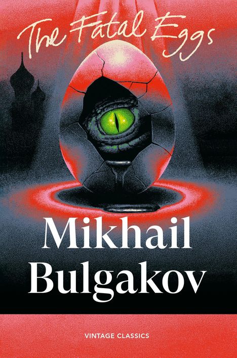 "The Fatal Eggs, Mikhail Bulgakov" in weißen Buchstaben. Ein großes Ei mit einem grünen, schlangenartigen Auge bricht auf.